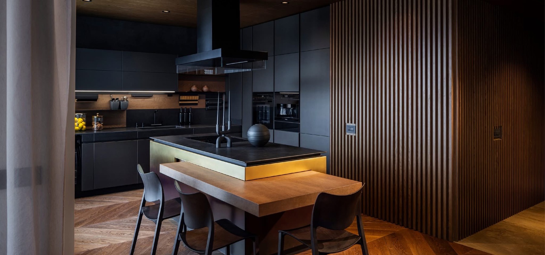 Кухненска зона в Artistic Penthouse с дърво, тъмни шкафове и остров