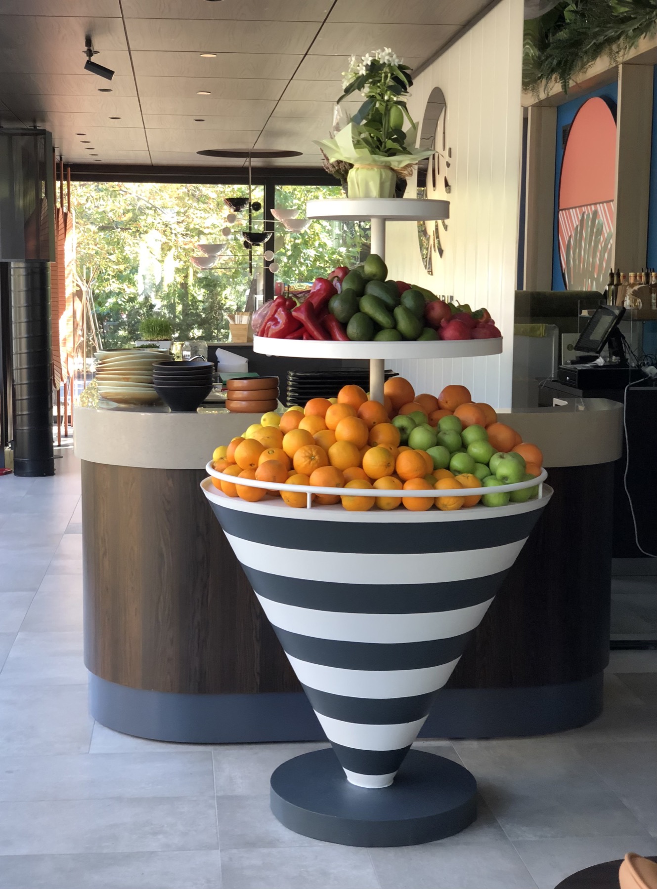 Декоративен плодник и бар зона в Urban Table